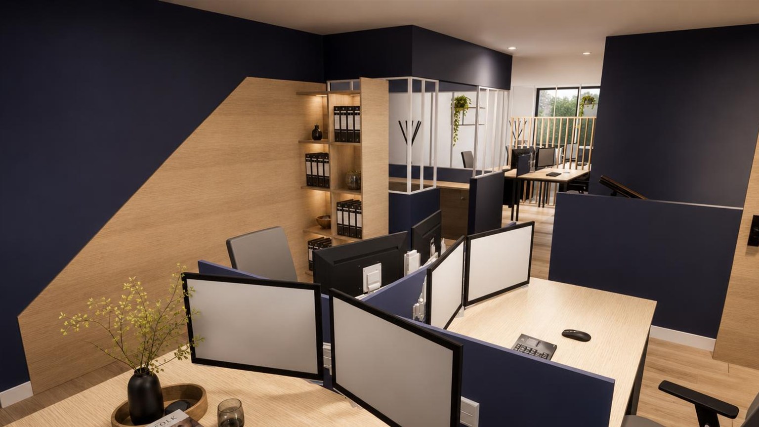Espace de travail partagé, postes séparés par des cloisonnettes bleu nuit et bibliothèque en chêne éclairée