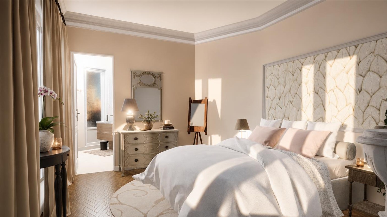 Chambre aux murs sable, tête de lit capitonnée à motif de feuilles et salle d'eau attenante