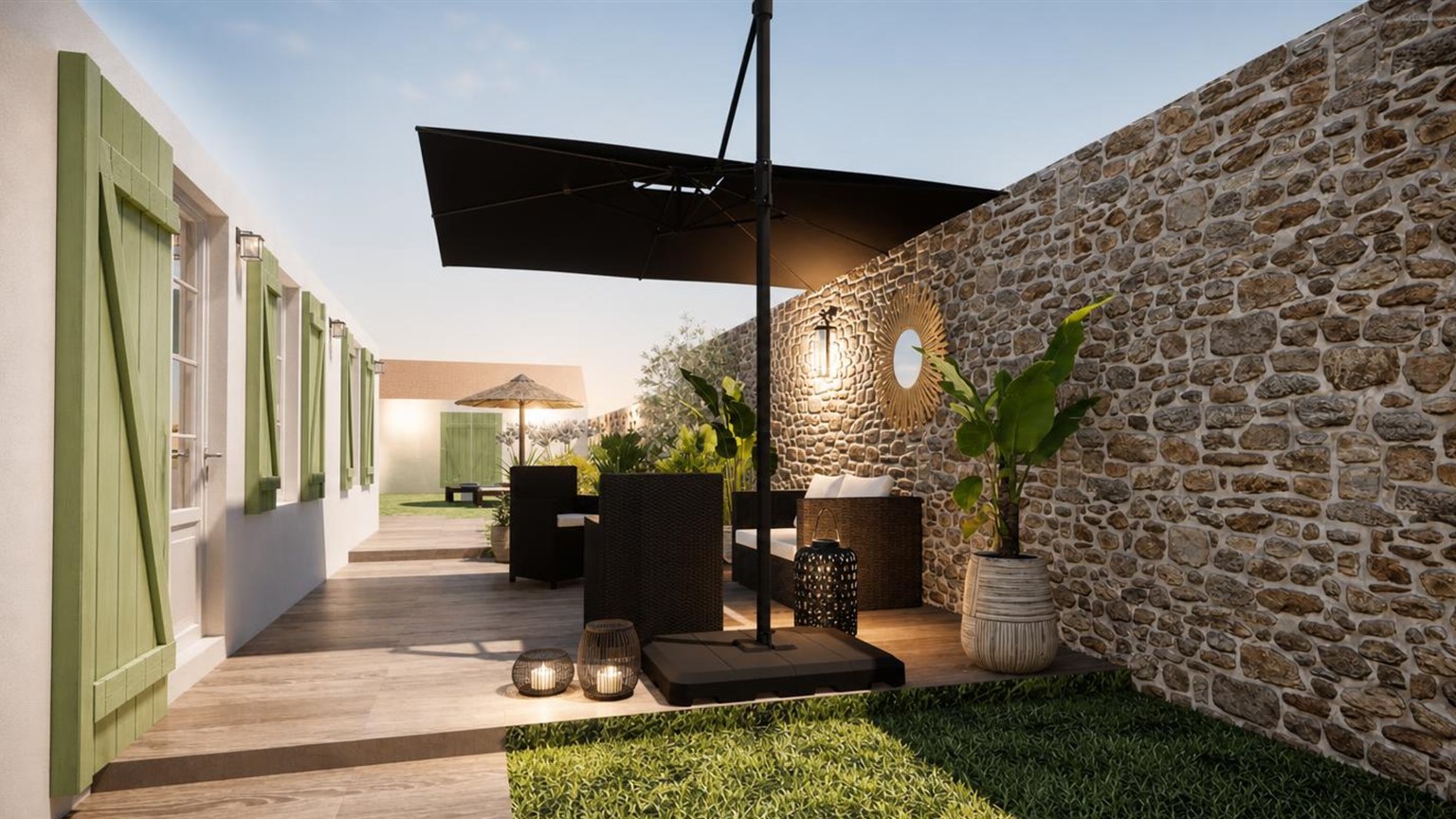 Terrasse en bois le long d'un mur en pierre, volets verts, salon de jardin sous parasol déporté et lanternes, La maison aux volets verts